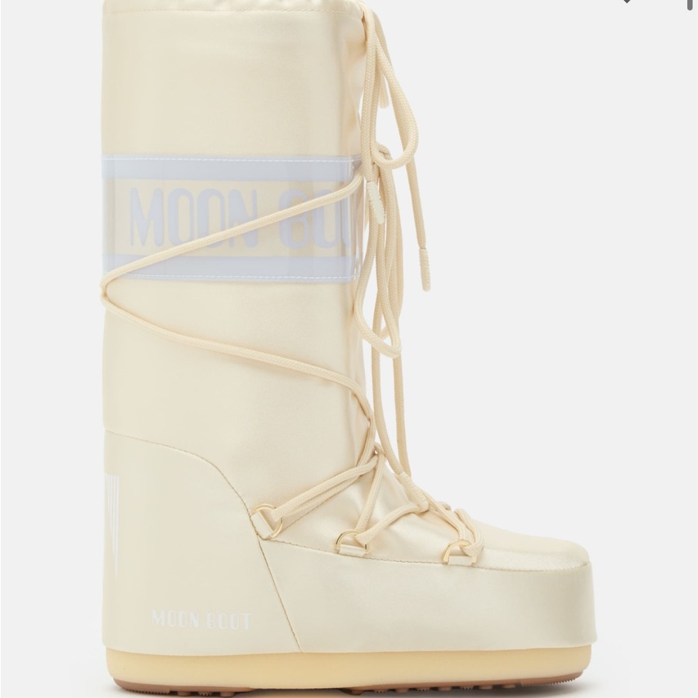 Moon boots. Ivory color Size 31-34. Excellent condition